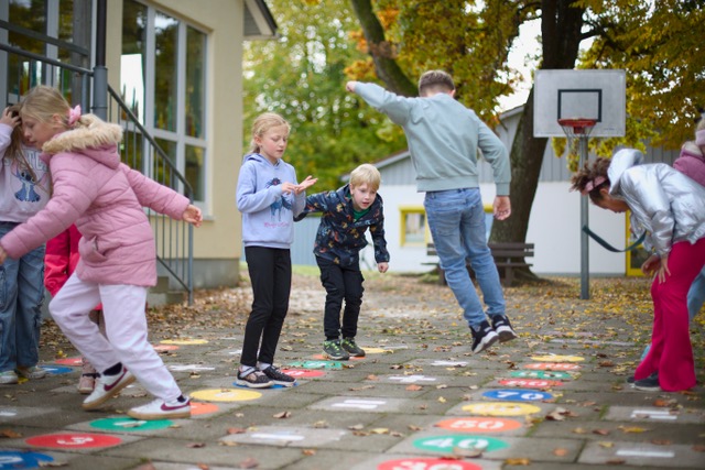 Bewegtes Spielen und Lernen auf dem Schulhof